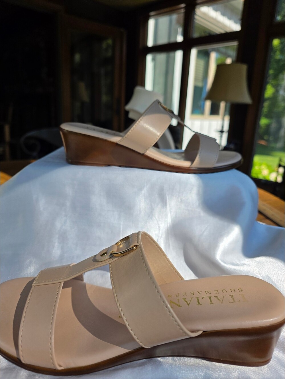 ☀️Italian Shoemakers Beige Cream Slide Sandals with Gold Accent